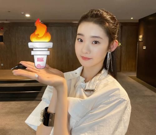 用手|硬糖少女集体出动传递火炬,其他成员都用手传,唯独刘些宁与众不同