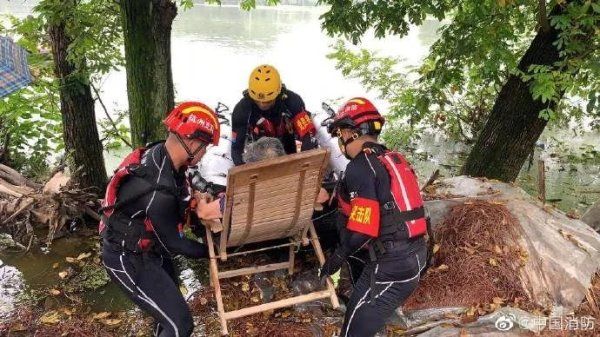 老人|八旬老人无法行走 消防用躺椅抬上救生艇