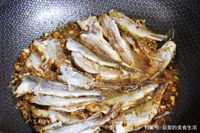 红烧|秋天,就爱这样吃鱼,不清蒸不红烧,酱香入味,大人小孩都爱吃