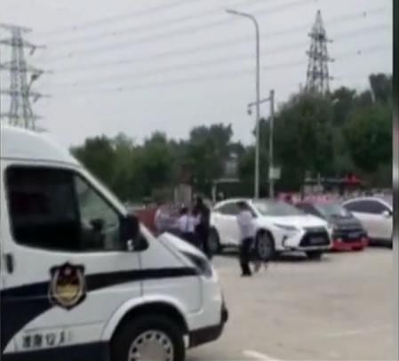  暴力|男子酒后滋事暴力袭警，民警用盾牌技战术果断制服