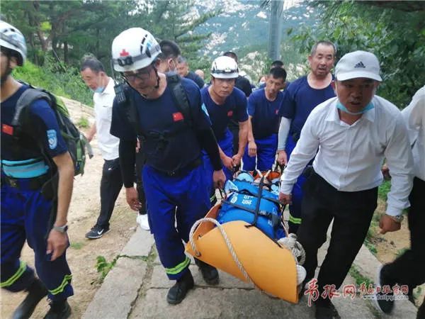 惊险|惊险！63岁游客山东登山突发疾病，搜救队途中遇剧毒蛇