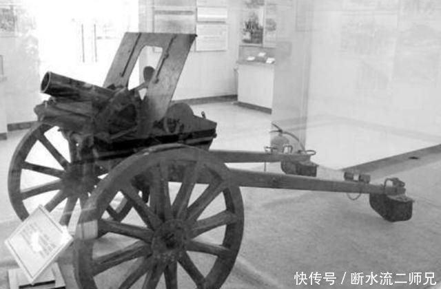 弹区|日机投弹,军民不躲,反而跑向落弹区,只为捡炮弹?