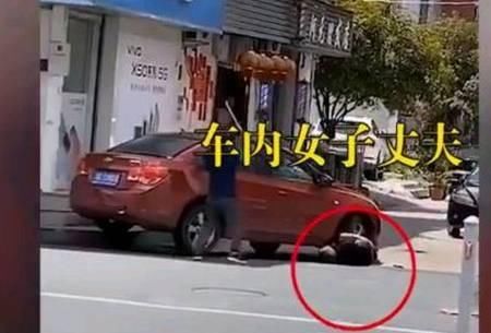  身上|丈夫带人来捉奸，妻子和情夫开车从其身上驶过，路人吓到尖叫！
