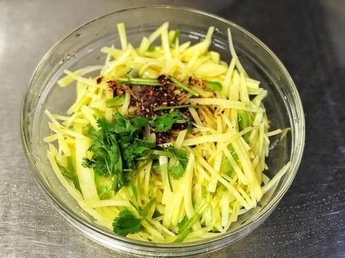  土豆丝|凉拌土豆丝酸辣开胃，变得又白又脆有妙招儿，你知道了吗？
