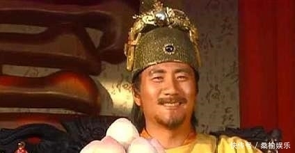 无人|朱元璋走路滑倒,在场大臣无人搀扶,只有一人上前搀扶后被斩杀