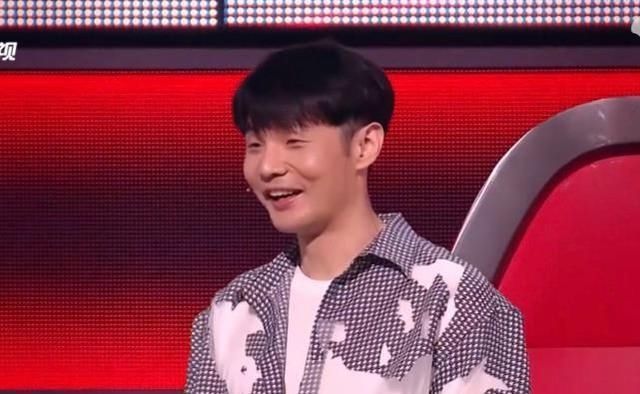 输得|中国好声音：第一场PK赛李宇春完败，但下一轮李荣浩输得更惨？