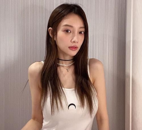 照片|李小璐解锁“懒汉背心”，坐在沙发上拍照，“青蛙坐姿”尽显清纯