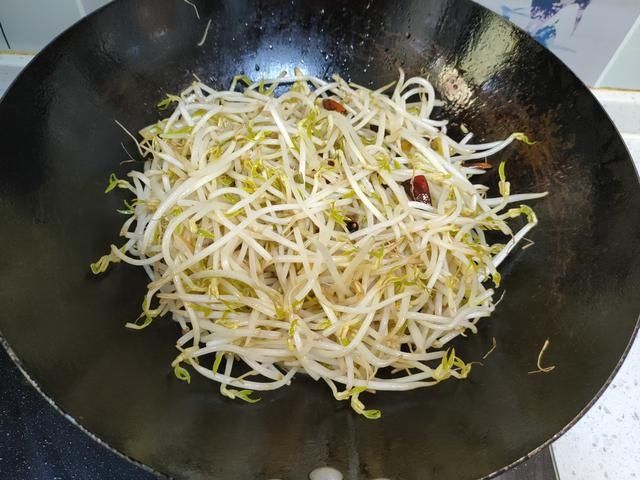 绿豆芽|炒豆芽最忌直接下锅,大厨教您一妙招,豆芽不出水、脆爽又入味