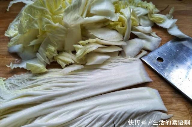 隔三差五|白菜土豆一起烧特别好吃,我家隔三差五做,每次上桌连汤汁都不剩