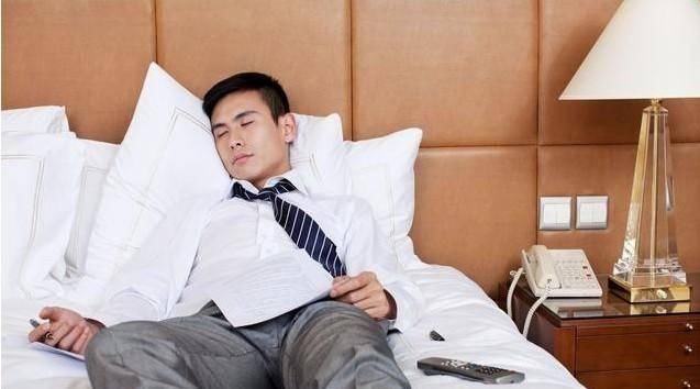  表现|肝癌是酒“泡”出来的？提醒：早起有4个表现，快戒酒，查查肝