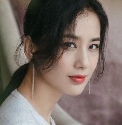  黄圣依|黄圣依为了显腿长，把裙子剪短三分之二，看到效果：这谁扛得住？