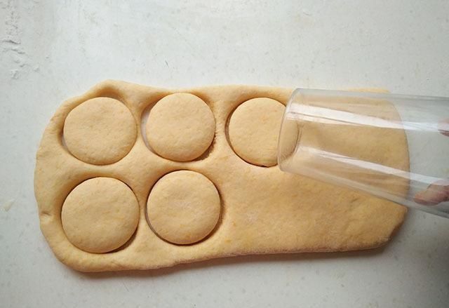 面粉|入秋,这菜正实惠的时候,9毛一斤,和点面粉做酥饼,吃起来特香