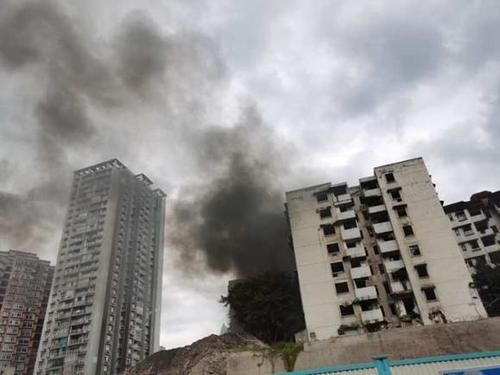  拆迁房|观音桥一小区起火？ 官方：无人居住的拆迁房垃圾着火 未造成损失