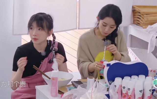 吃相|赵丽颖又不顾吃相了?大口吃肉加面条配可乐,几块钱的零食太抢镜