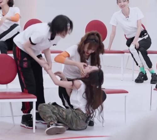 选择|《乘风破浪的姐姐》同样是换掉孟佳团,宁静仗义,黄圣依情商有多低