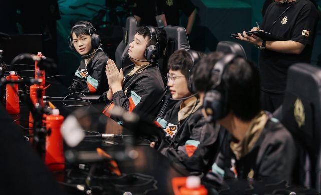  场比赛|世冠军总决赛连上五次热搜，易烊千玺代言抓人眼球，久诚热搜泪目