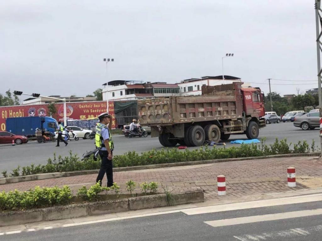  电动车|惨烈！一辆电动车被泥头车推行几十米，骑手当场身亡……