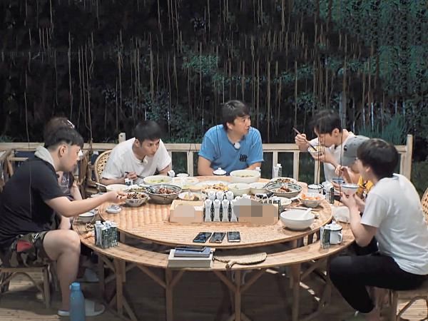  寒酸|黄磊做“叫花鸡”翻车，晚饭只能用2盘咸鸭蛋凑数，未免太寒酸了