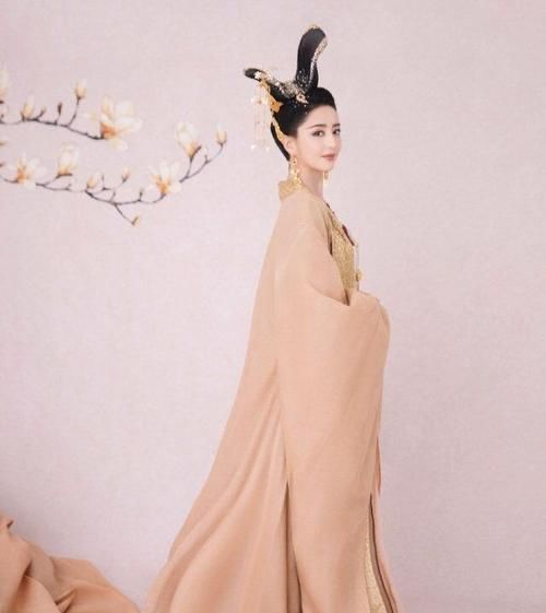 显白|黑黄皮就不能随心所欲穿衣?参考佟丽娅的选色技巧,让你显白N倍