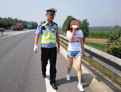  高速公路|男子高速将老婆踹下车，只因老婆抢夺方向盘，网友：做得很对