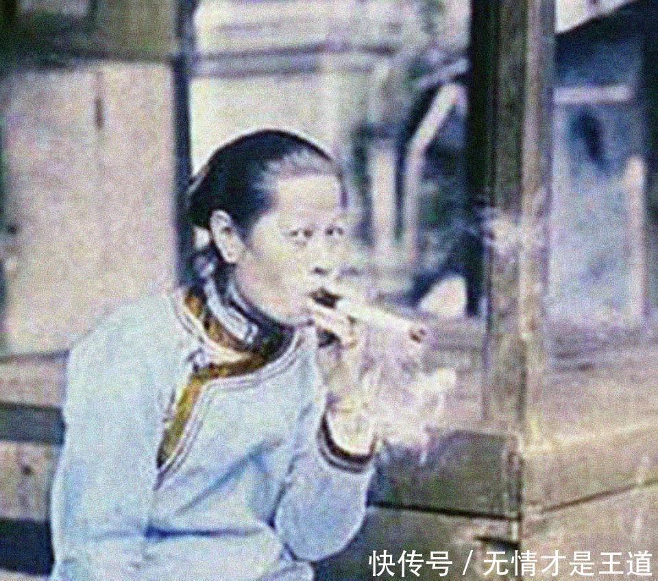 个个|清朝女子老照片个个体型富态，图二女子背着丈夫抽大烟！