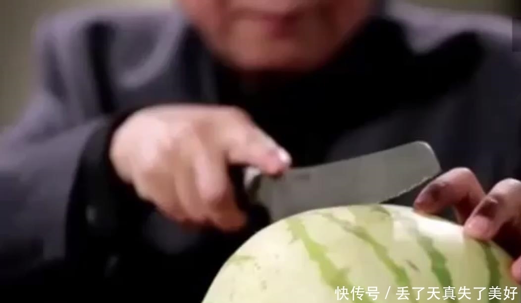 去哪儿|西瓜放家中一年多竟没腐烂,当把它切开时,里面的一幕令人傻眼了