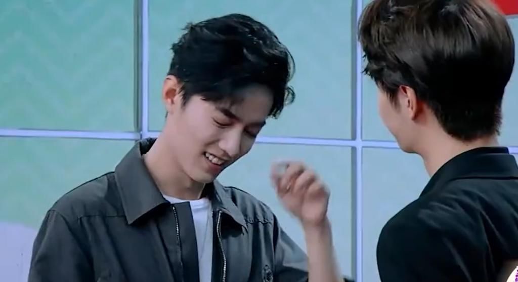  狂秀|张艺兴王嘉尔当众狂秀礼物！王一博委屈巴巴：除了肖战什么都没有