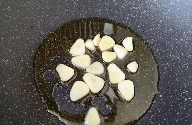  下饭|西红柿别再炒鸡蛋了，和它炒清热解暑还下饭，我家连汤也喝