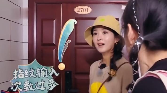  素养|《中餐厅》赵丽颖意外触发铃声，下意识说了三个字，这素养绝了