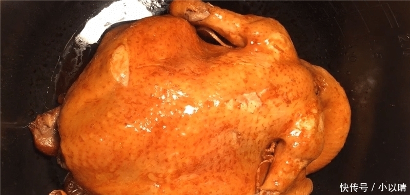  放进|一整只鸡放进电饭锅, 不加一滴水, 想不到这么好吃, 鲜嫩多汁