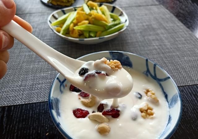  清香|一家子的极简早餐走红，清香软嫩却营养齐全，网友：一片冷淡风