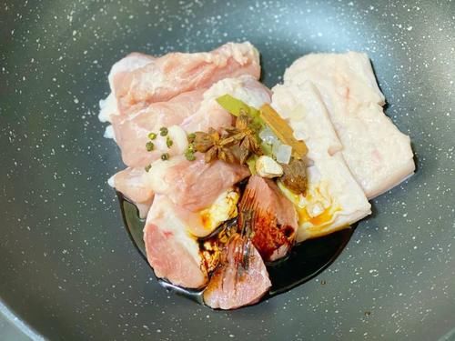  不腻|两片饼子夹着肉，酱汁外溢，爽而不腻