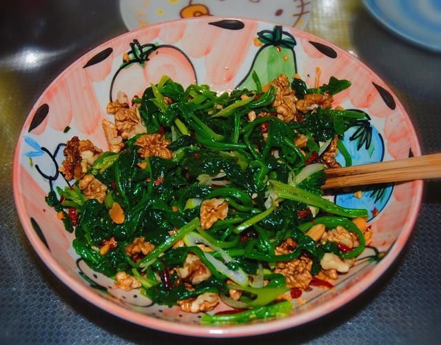 炒鸡蛋|还在用菠菜炒鸡蛋吗?三伏天教你做一道开胃菜,简单易学酸辣爽口