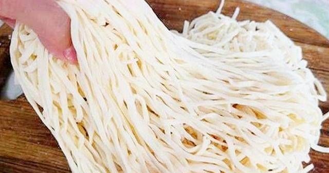 加勺|做手擀面时,和面只加水是不对的,加勺它,面条劲道爽滑不粘连