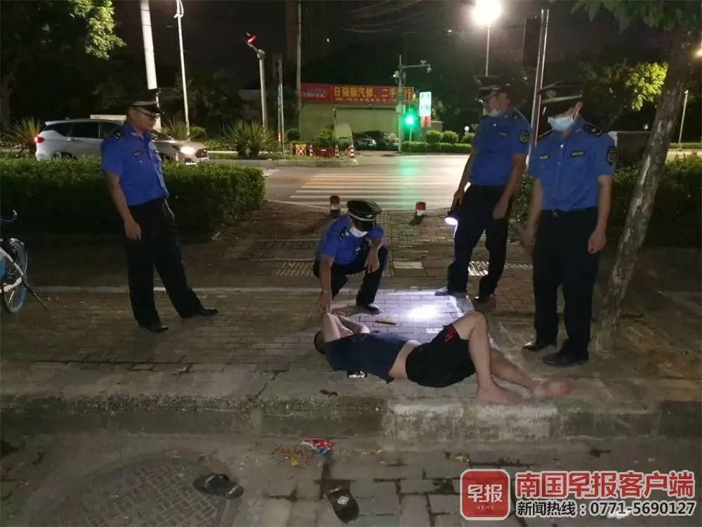  一旁|男子醉卧街头，手机扔一旁，幸亏有他们，财物都没丢！