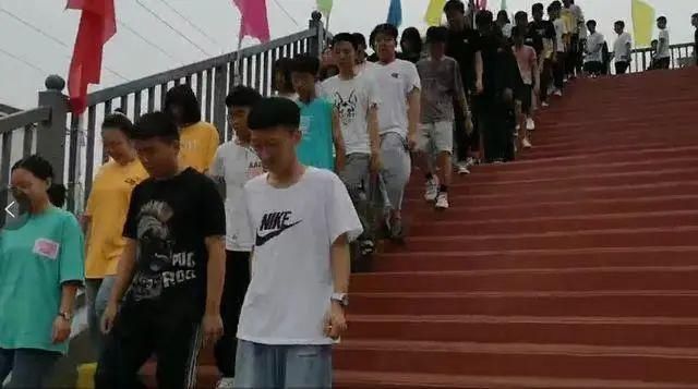  暑期|关注暑期交通安全 | 小城里第一座过街天桥……确保学生交通安全