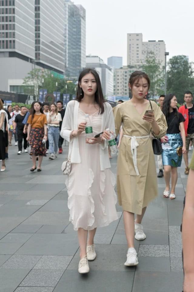 裙子|街拍:美丽大方的美女,柔美的裙子搭配,轻松展现你优雅的姿态
