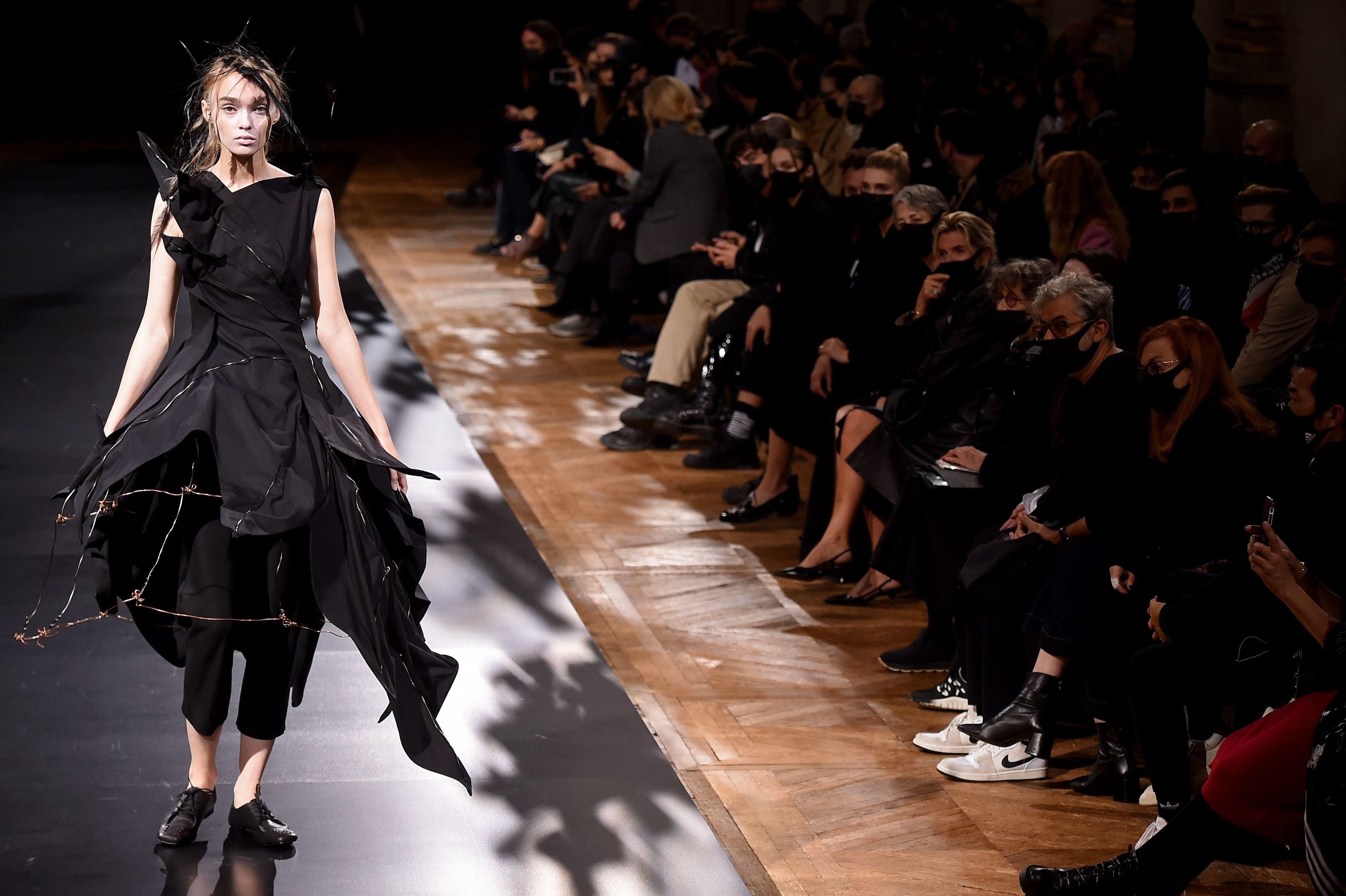  春夏|巴黎时装周：山本耀司发布春夏新品成衣