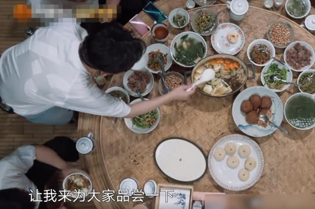  嘉宾|菜上桌，何炅首次没第一个夹菜，得知客人是谁，才知何炅情商多高