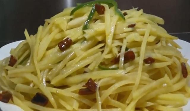 豆丝放入|西北人爱吃的家常菜，8毛1斤吃到撑，做法简单，清脆爽口又入味