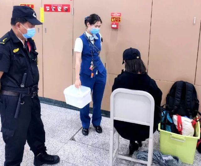 地铁君|你撑伞的样子，真帅！