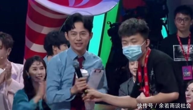 表情|何炅上节目被区别对待,陈伟霆表情耐人寻味,原因曝光让网友心疼