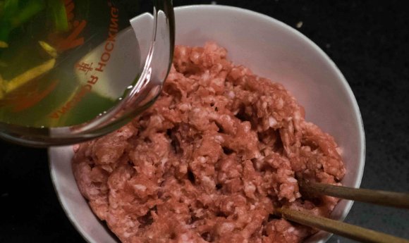 增香|调饺子馅时,别只会用葱增香!多加2味,肉馅喷香,又软嫩多汁