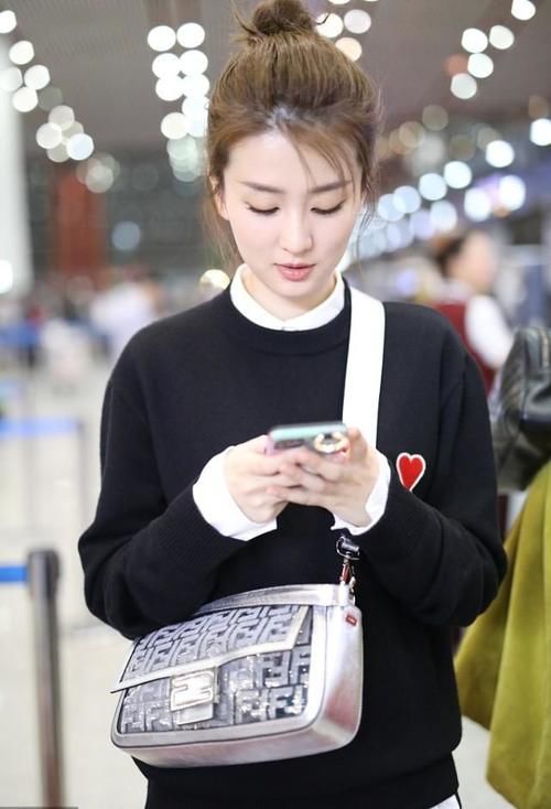 桃心|乔欣街拍：桃心黑色针织衫 Fendi银灰色法棍包乖巧学院风