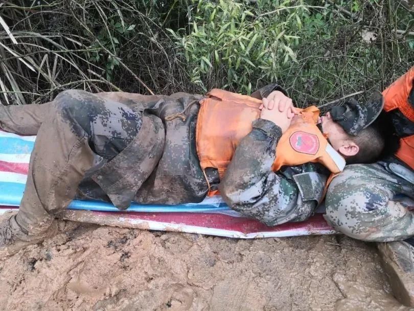 官兵|【青分享】多支部队的7000余名官兵正在第一线参加抗洪抢险任务