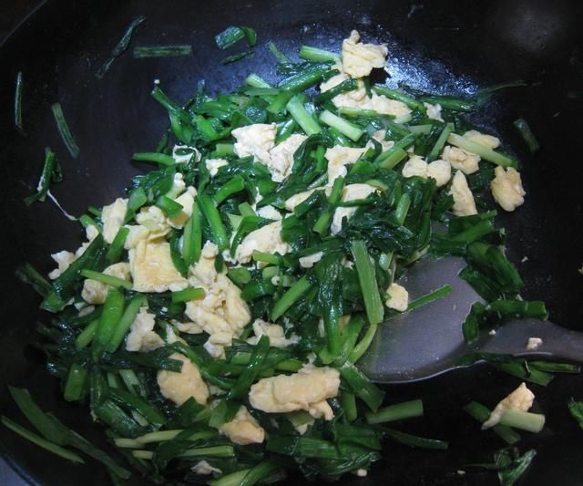 倒入|学会这样做酸辣炒韭菜,色泽诱人且香味扑鼻,让人垂涎不止