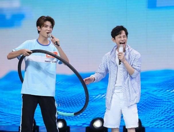  状态|《快本》预告精彩了，朱一龙和大学同学同台，状态比第一次放得开