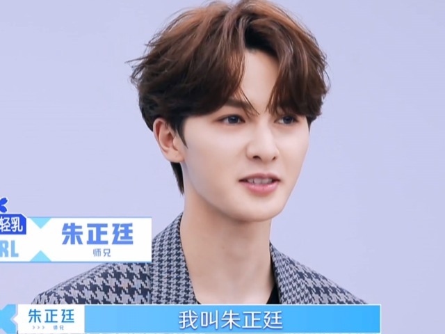 成绩出道|《青你2》师兄合作舞台来袭,朱正廷紧抱蔡徐坤不撒手,有生之年