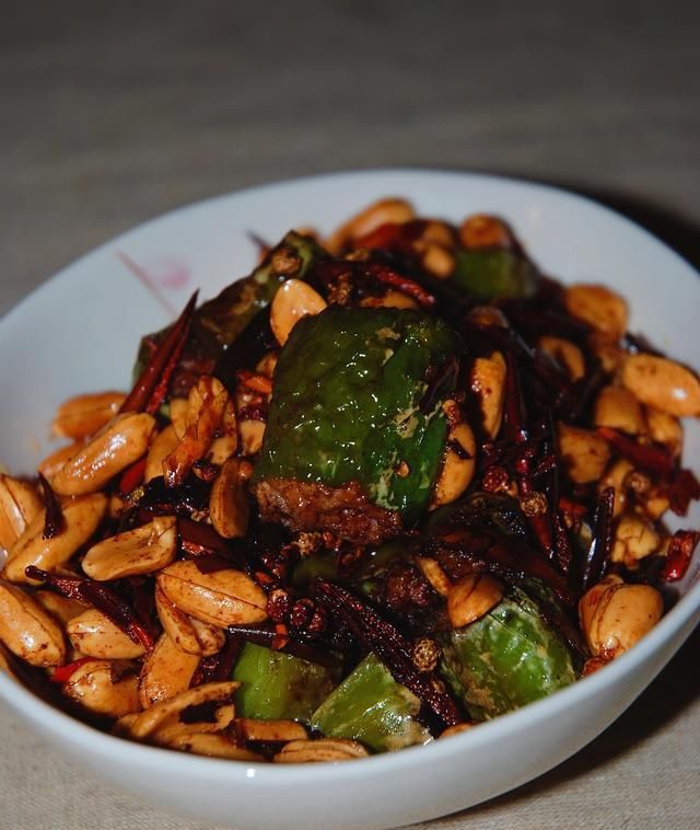 下酒|尖椒别再炒着吃,教你一个特别版尖椒酿肉,麻辣鲜香,下酒又下饭