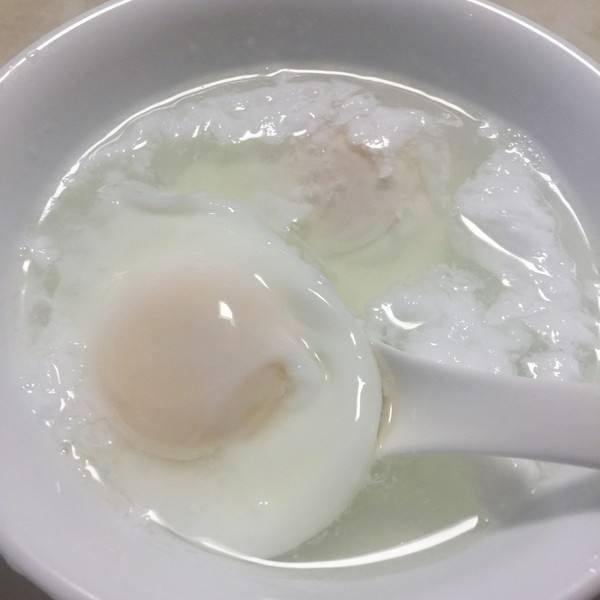  下锅|水煮荷包蛋，直接下锅是错的，学会这个技巧之后，鸡蛋圆嫩不散花